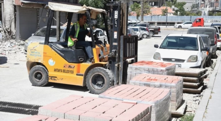 Antakya Belediyesi yolları yeniliyor