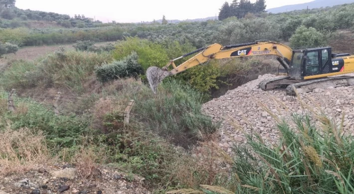 Hatay’da olası taşkınlara karşı temizlik sürüyor