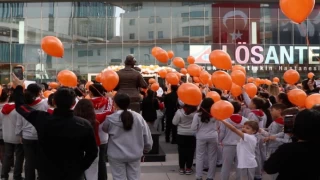 Lösemililere umut desteği... Turuncu balonlar gökyüzüne salındı