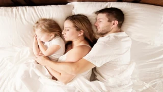 Çocukların ebeveynle yatması özgüveni düşürüyor